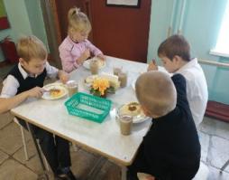 Прием пищи обучающимися начальной школы