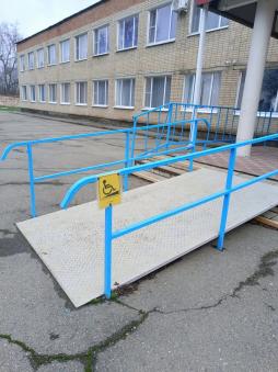 Пандус при главном входе